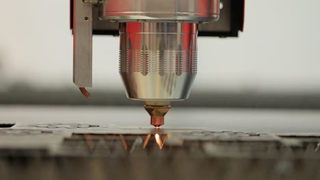 corte láser cnc de metal, tecnología industrial moderna.