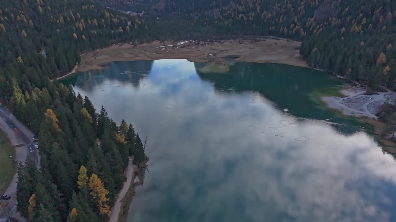 Lago di Dobbiaco in Alto Adige, Dolomiti, con i colori autunnali, vista aerea.