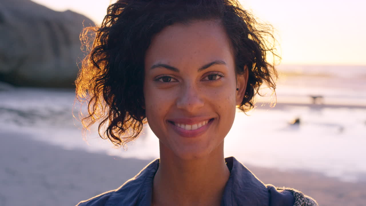 mujer feliz en el retrato de la playa al atardecer