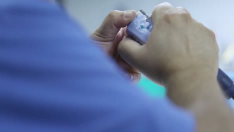 captura de pantalla de un técnico que prepara una dentadura postiza