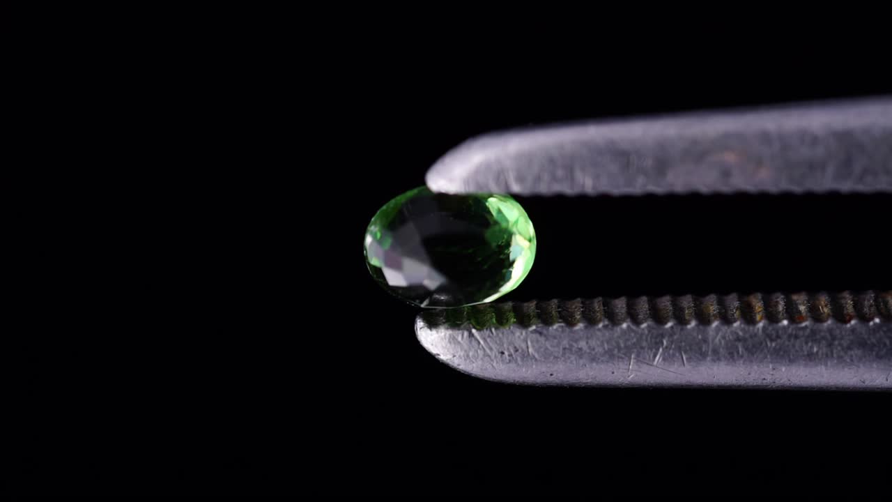 천연 tsavorite 초록색 타원형 절단 그라넷