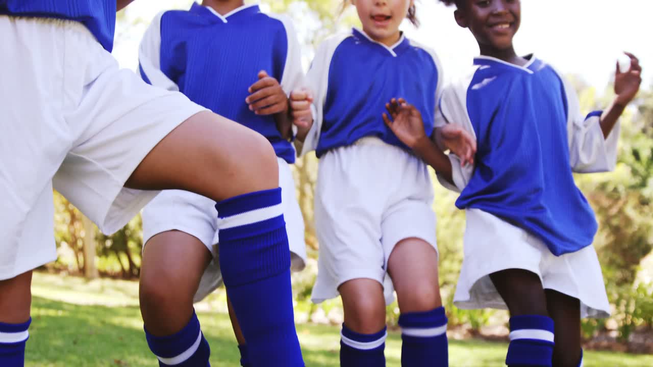 공원에서 축구를 하는 아이들