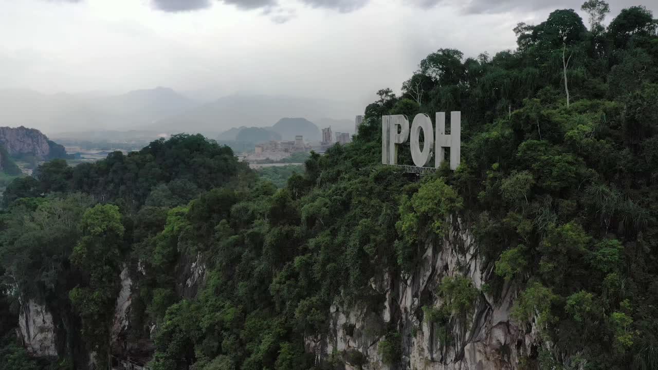 toma panorámica aérea alrededor del signo de ipoh en la cima de la colina de piedra caliza en kawasan perindustrian tasek, estado de perak, malasia, sudeste de asia