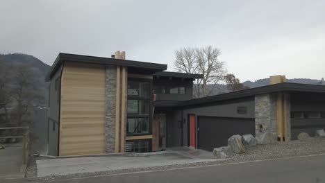 Una-Casa-De-Nueva-Construcción-Con-Vistas-A-Un-Lago