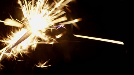 las chispas del año nuevo están ardiendo brillantemente con llamas.