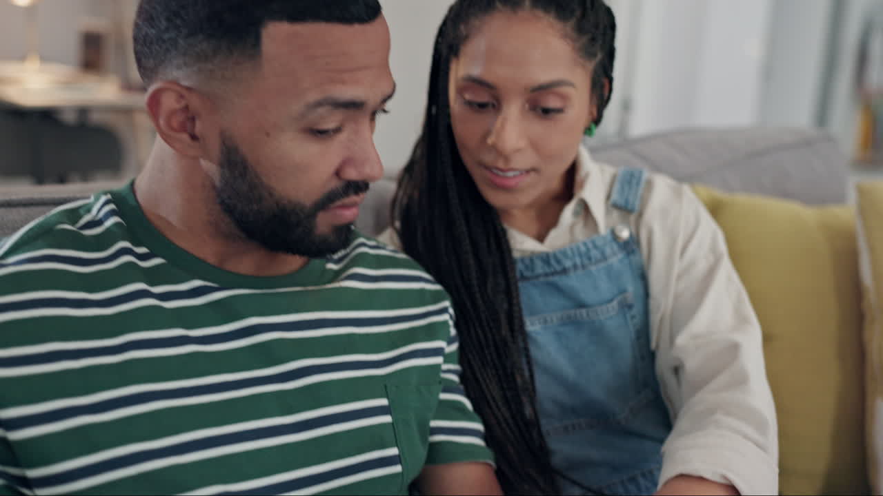 computadora portátil, tableta y pareja planeando un presupuesto