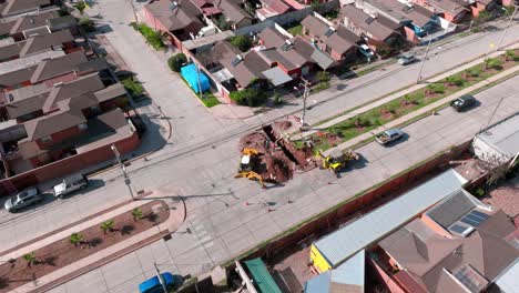 órbita aérea de maquinaria pesada que realiza mejoras viales en la calle