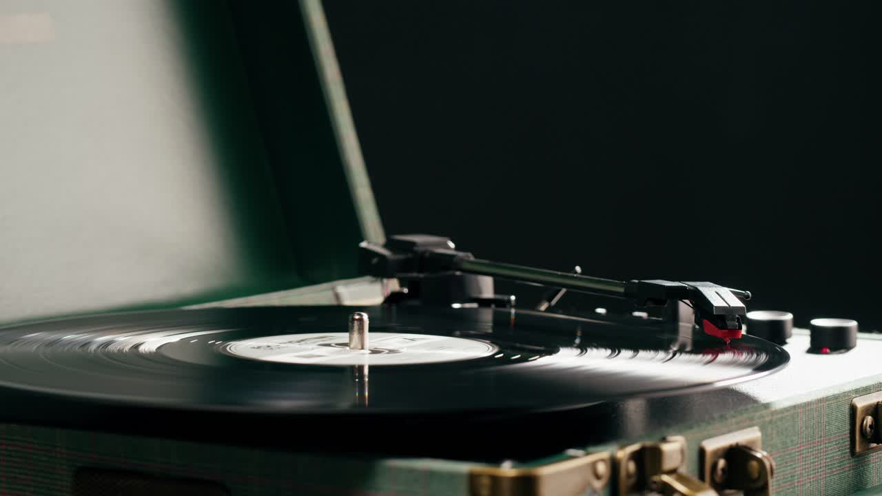 Mano che posiziona l'ago su un disco in vinile su un giradischi vintage