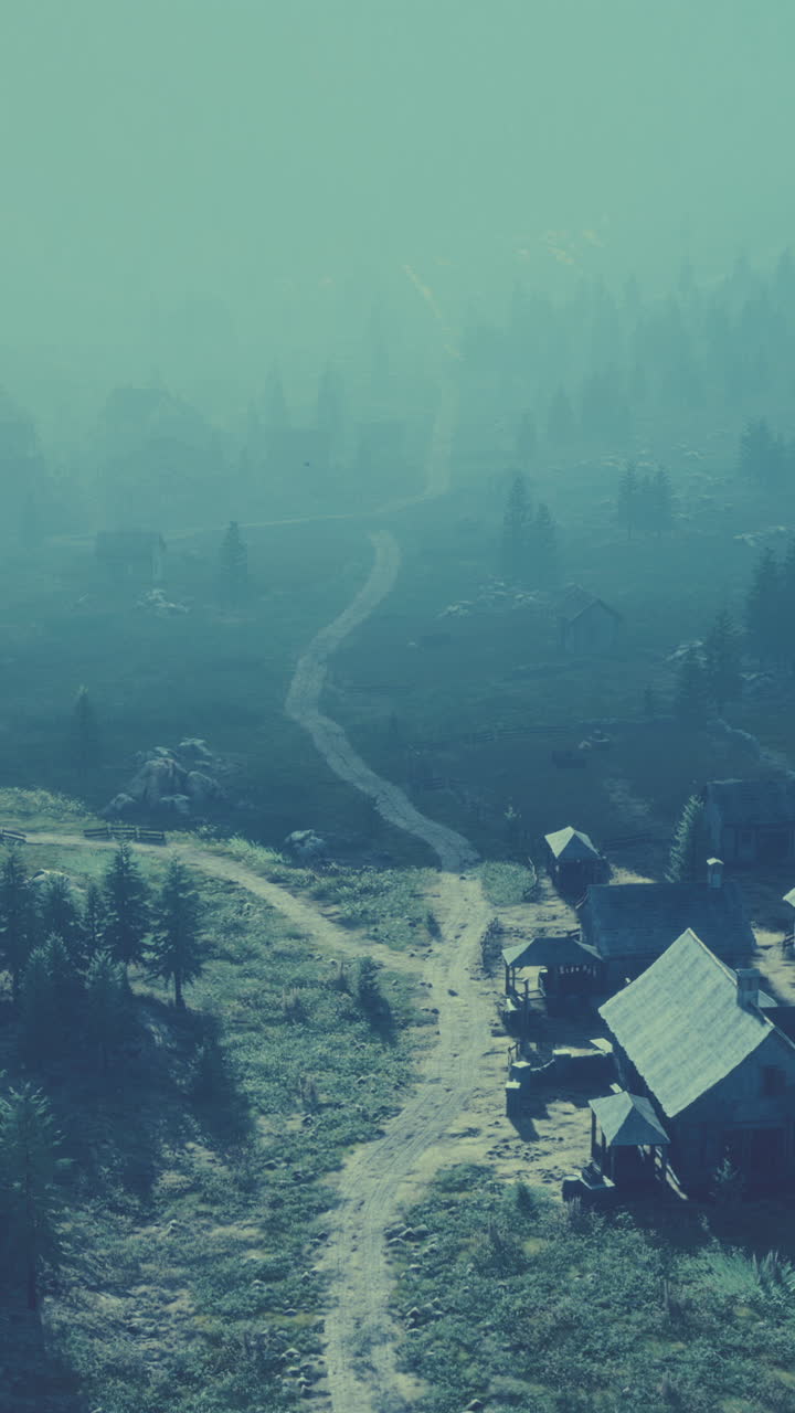 pueblo de montaña con niebla