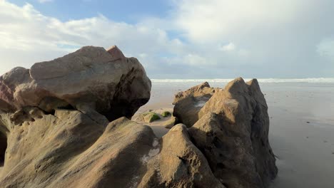 La-Escarpada-Y-Rocosa-Costa-De-España-Está-Delineada-Por-Las-Olas-Del-Océano-En-El-Horizonte,-Capturando-Una-Tranquila-Vista-Diurna-De-Esplendor-Natural.