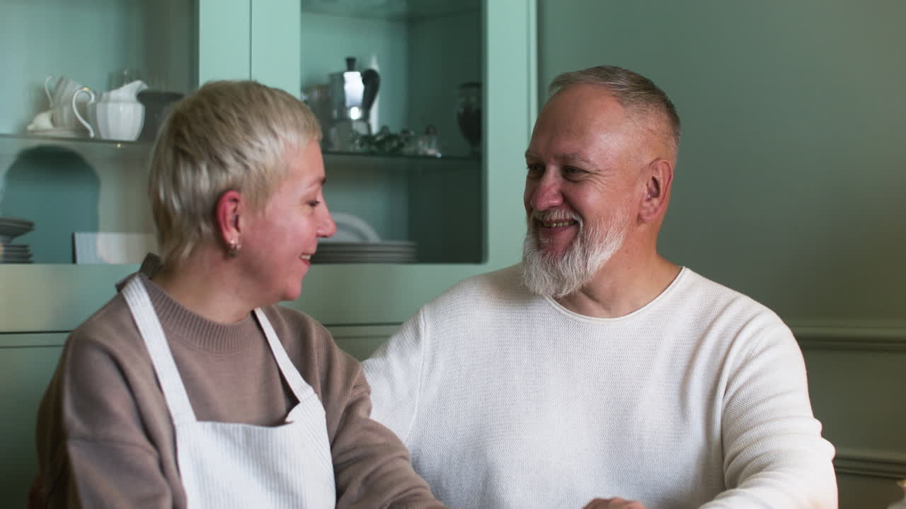 집에서 차를 마시는 커플