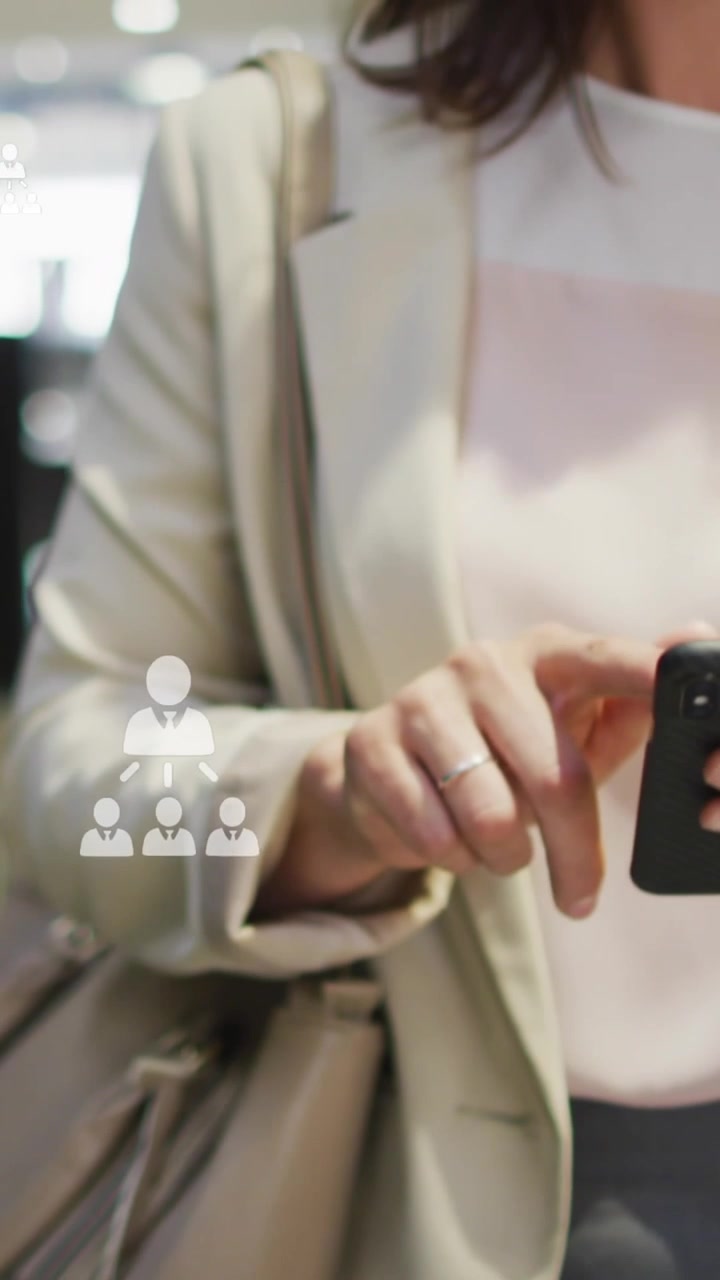 Animazione di icone di profilo multiple fluttuanti su donna caucasica che usa lo smartphone in ufficio.