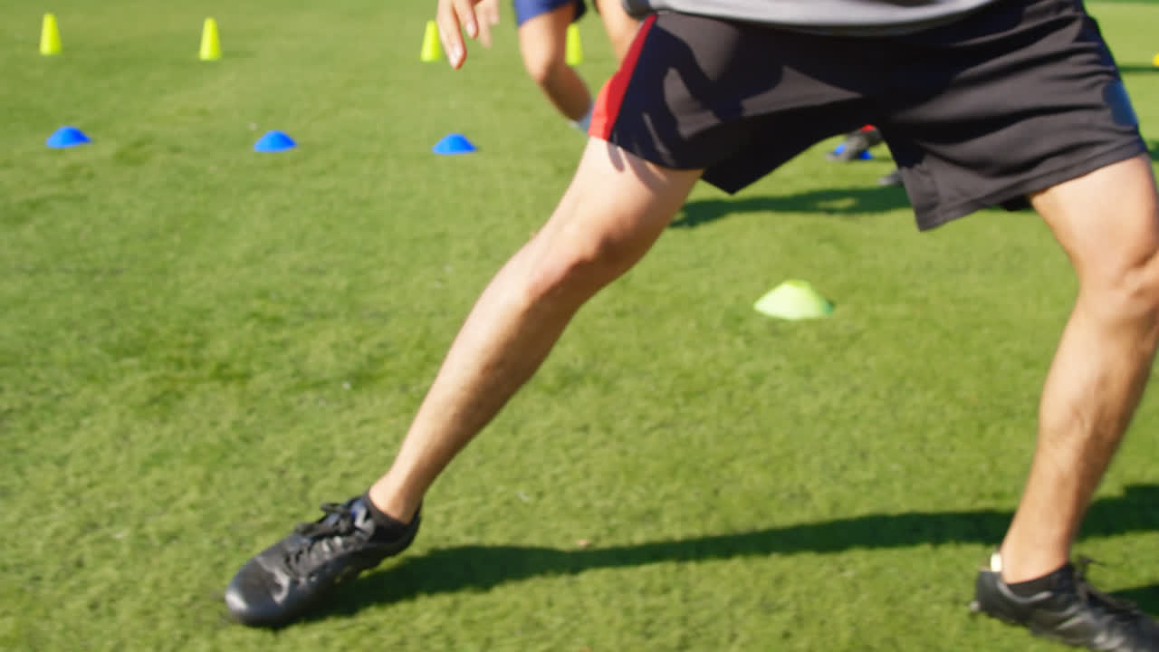 축구 선수 들 이 경기장 에서 운동 하고 있다 4k