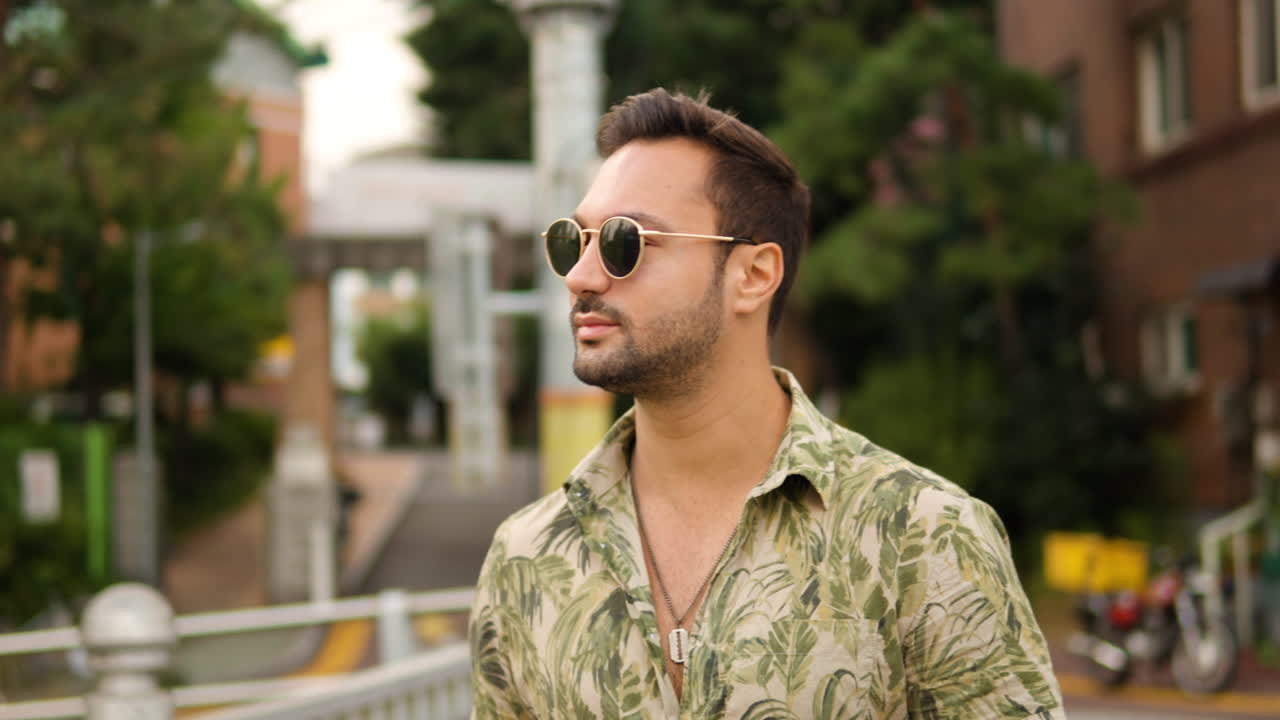 한국 서울 이태원 지구를 돌아다니는 선글라스를 쓴 남성 관광객