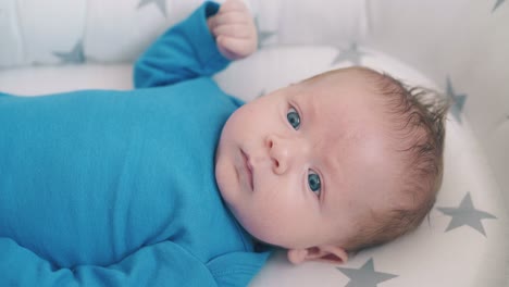 Lindo-Niño-Recién-Nacido-En-Traje-Mira-La-Cámara-En-Capullo