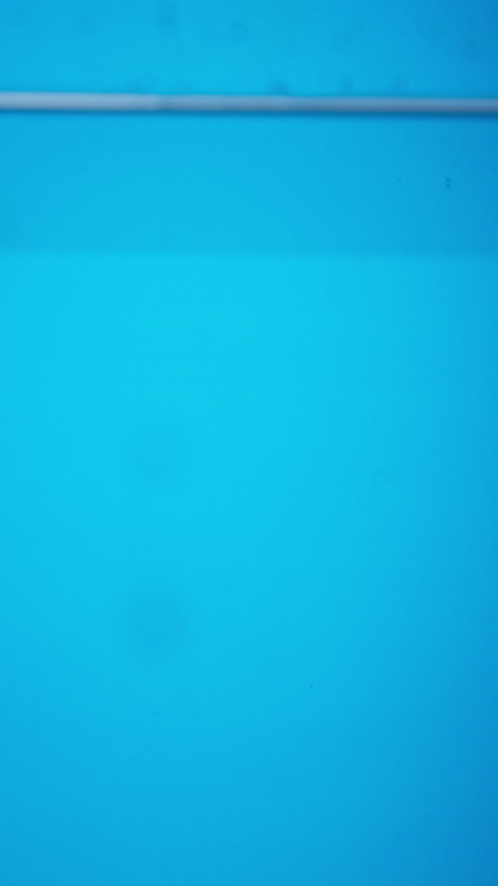 화장품 항아리가 물 아래로 떨어지고 스플래시가 있습니다.