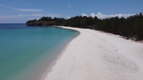 playa de arena blanca de la punta de borneo kudat