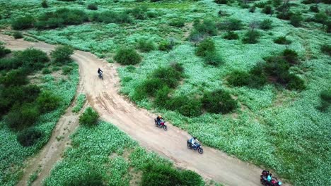 paseos en moto de aventura alrededor de la reserva natural en el lago magadi, valle del rift, kenia, áfrica oriental
