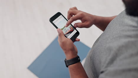 mano, hombre en fitness y teléfono con conexión