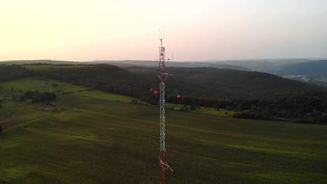 torre de covarianza de foucault en el medio de un campo de cultivos