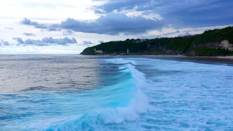 Paisaje-Marino-Escénico-En-La-Playa-De-Sombrillas-Gunung-En-Bali,-Indonesia---Disparo-De-Drone