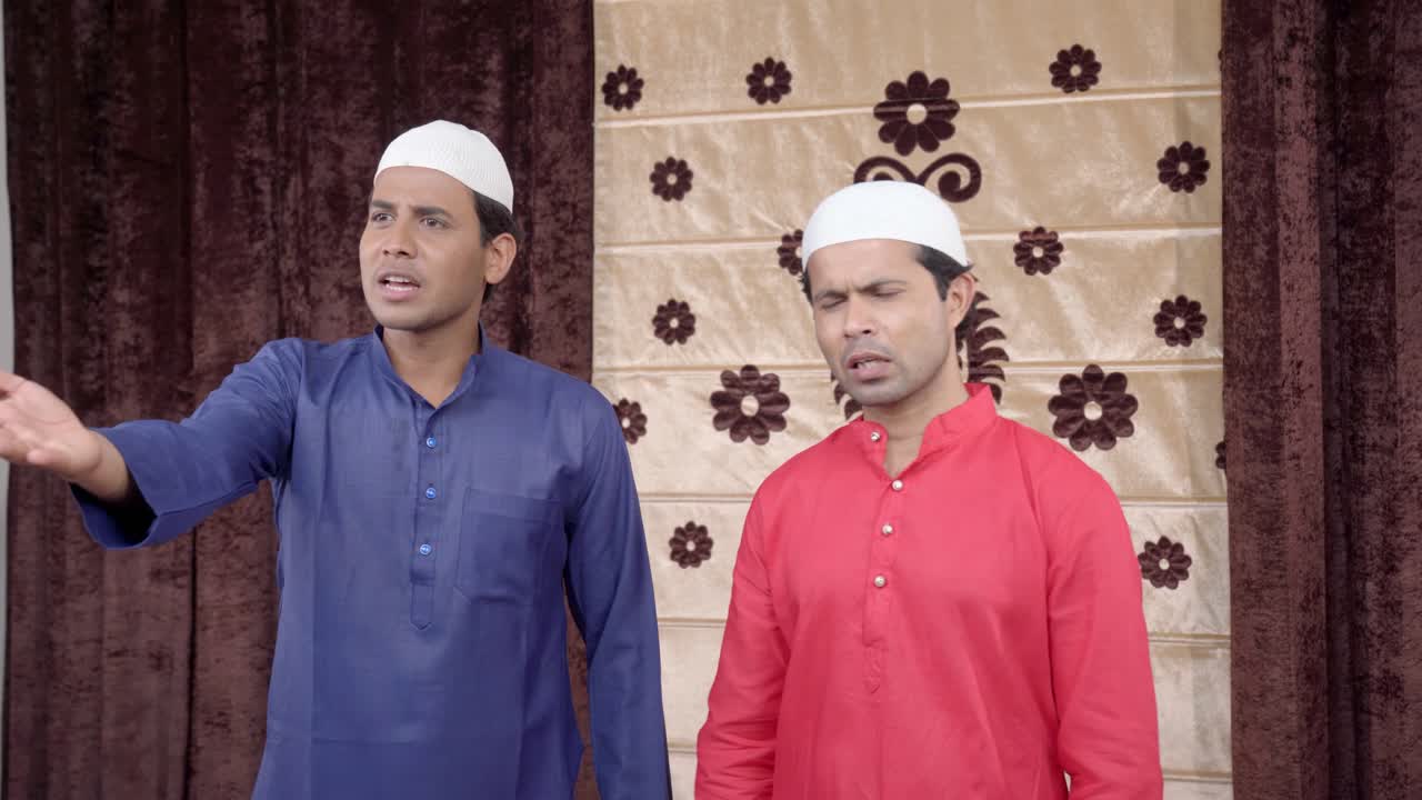 두 명의 무슬림 남성이 누군가에게 분노와 좌절감을 나타내고 있습니다.