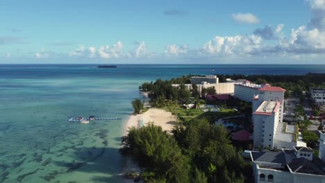 tomada de un avión no tripulado de un hotel a lo largo de la costa de una isla tropical