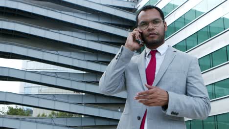 hombre de negocios confiado hablando por teléfono inteligente