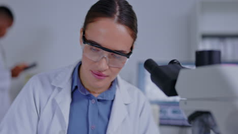 mujer, análisis al microscopio
