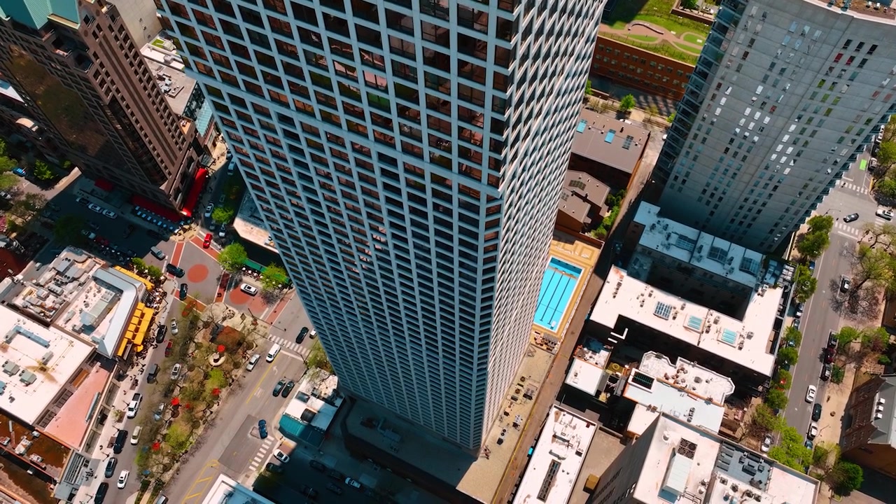 Descendo ao longo de um arranha-céu em uma cidade moderna. Torre no centro de Chicago, Illinois, EUA