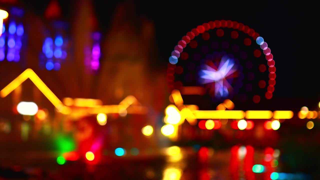 밤에 회전하는 밝은 빛으로 조명된 페리스 의 흐릿하지 않은 비디오