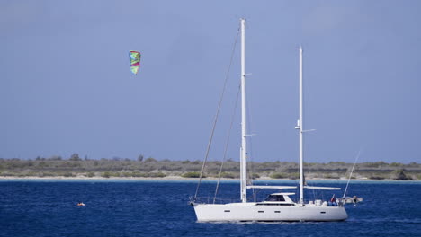 Velero-Con-Cometa-En-El-Fondo-Del-Océano-Cerca-De-Bonaire,-Las-Antillas-Y-El-Caribe.