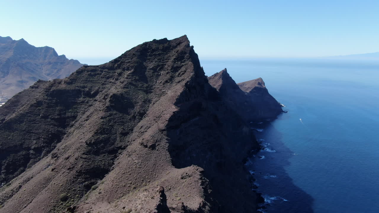 Ripresa aerea che percorre i pendii delle montagne che formano la coda del drago, nel villaggio di San Nicolas, Gran Canaria