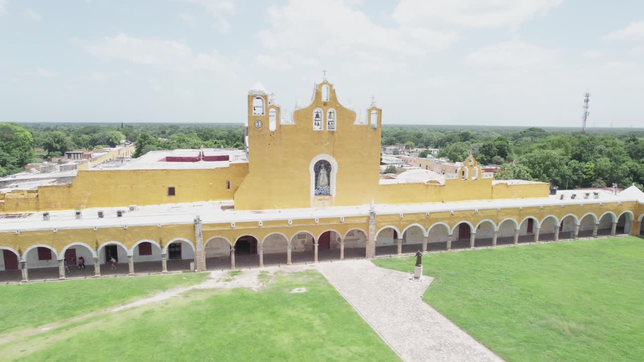 toma aerea cerca del templo de san antonio de padua izama