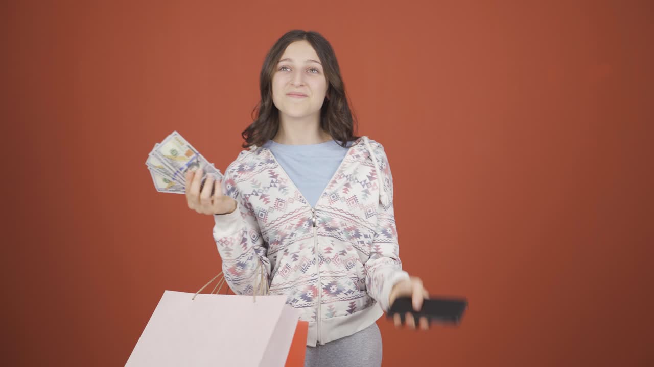 mujer joven haciendo compras por teléfono.
