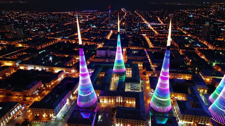 Baku di notte con torri illuminate