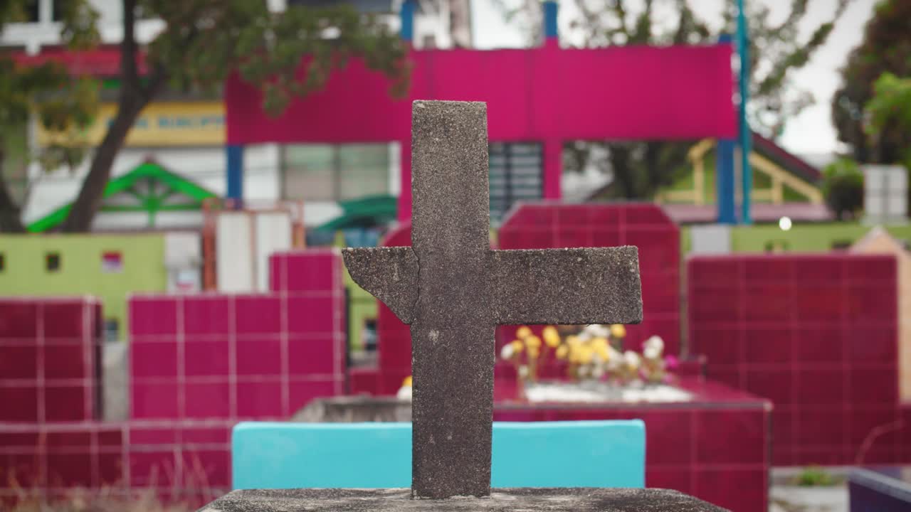 메단, 수마트라에 있는 기독교 묘지의 무덤에 깨진 돌 십자가