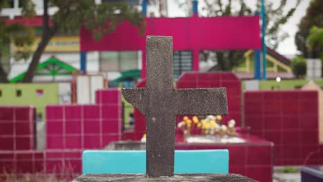 Cruz-De-Piedra-Rota-En-La-Tumba-En-El-Cementerio-Cristiano-En-Medan,-Sumatra