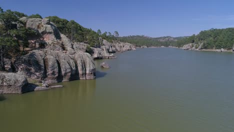 Toma-Aérea-De-Formaciones-Rocosas-Del-Lago-Arareco-En-La-Región-De-Las-Barrancas-Del-Cobre,-Chihuahua