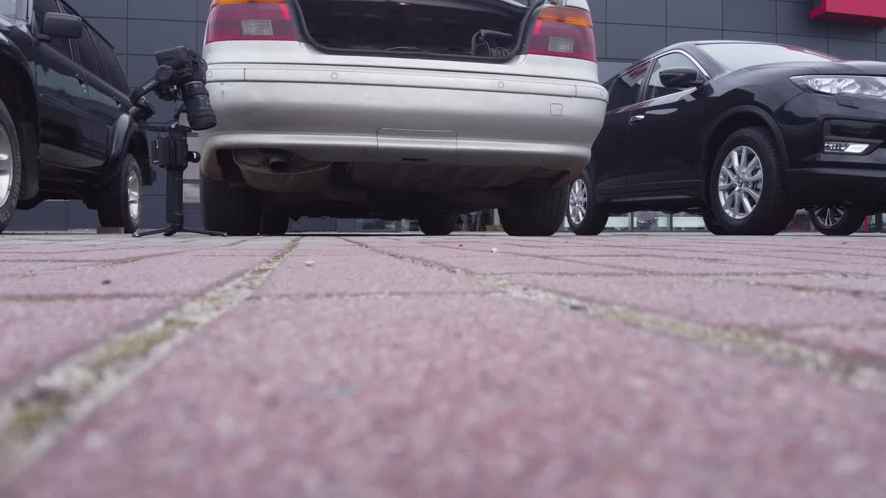 카메라 설정과 함께 자동차 전시실