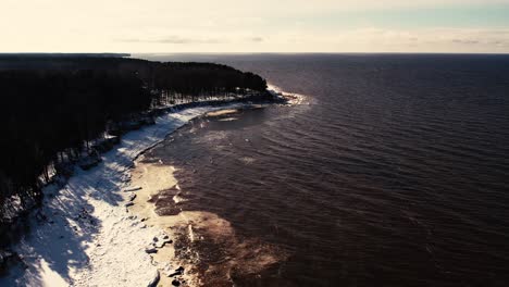 Drohnenflug-über-Das-Meer-Im-Winter-Gefrorene-Felsen-An-Der-Küste