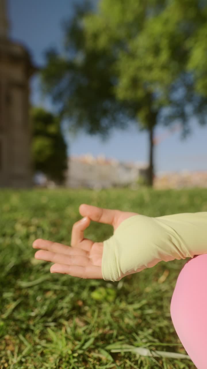 mujer meditando al aire libre