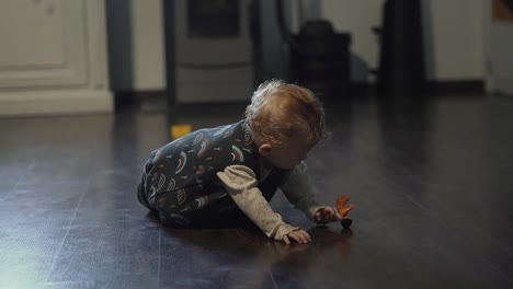 Niña-Pequeña-Jugando-Con-Sus-Juguetes-En-La-Sala-De-Estar