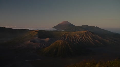 Vista-Panorámica-Que-Muestra-El-Paisaje-Del-Volcán-Después-Del-Atardecer-En-Indonesia---Plano-General-De-Drones