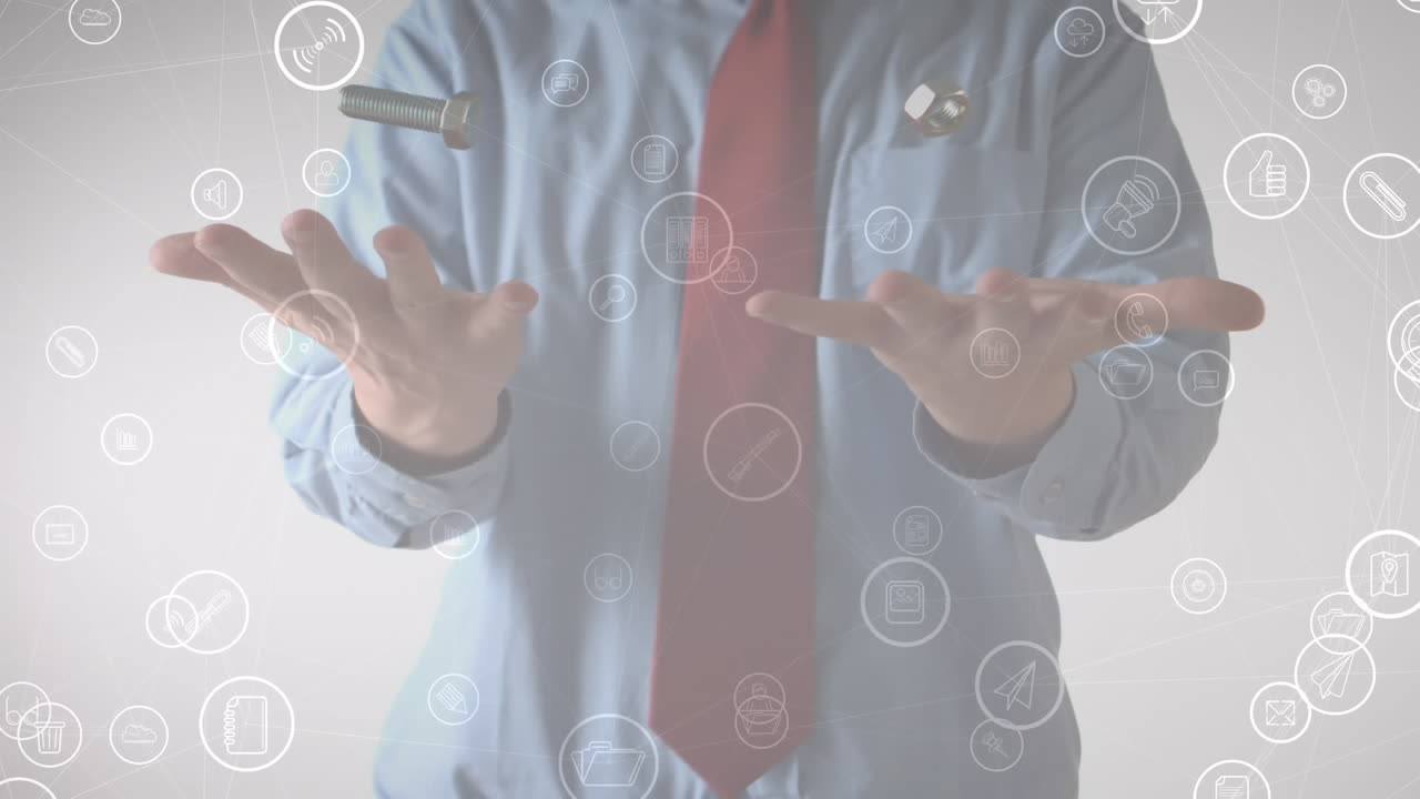 animación de iconos de los medios flotando sobre el hombre de negocios lanzando y atrapando nueces y pernos