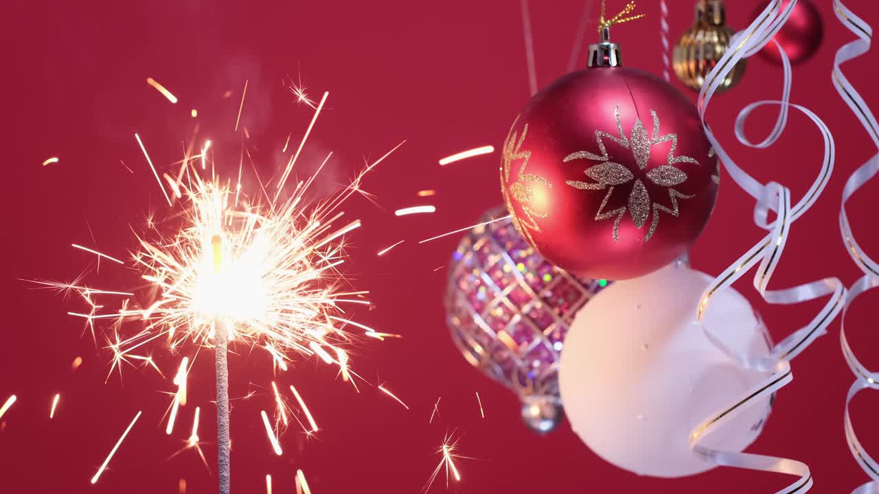 4k. estado de ánimo navideño. chispa brillante ardiente luz navideña sobre fondo rojo