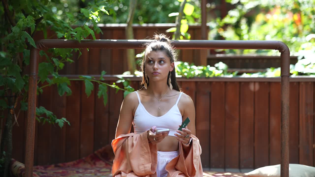 mujer joven usando el teléfono al aire libre