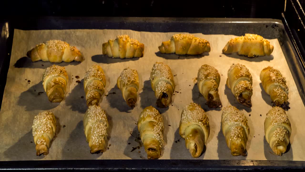 video de lapso de tiempo de horneado casero de pasteles y muffins en el horno