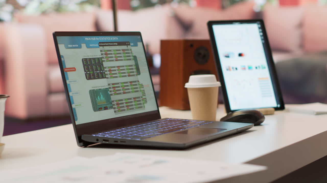 establecimiento de una oficina de empresario vacía en el hogar con una computadora personal