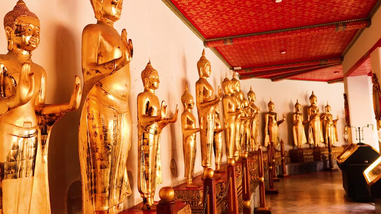 filas de estatuas de oro de buda en wat pho